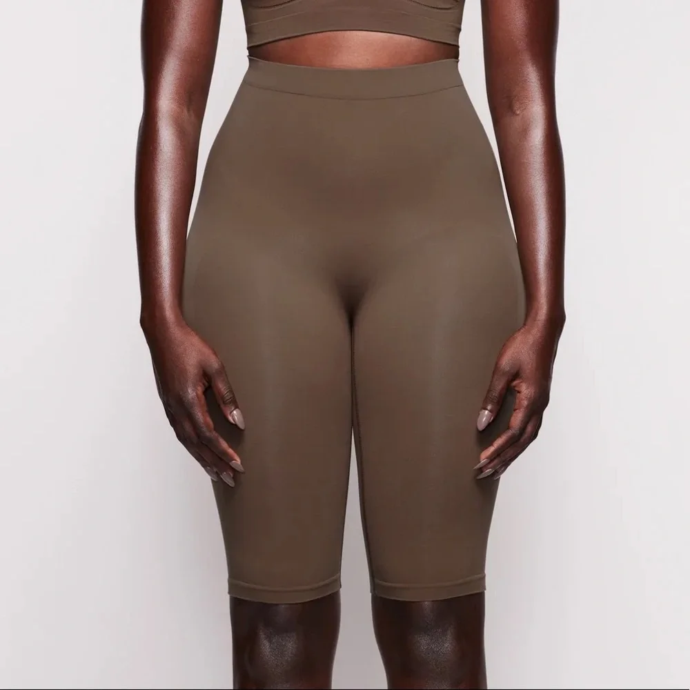 SKIMS SCULPTING SHORT ABOVE THE KNEE - Picture 1 of 4